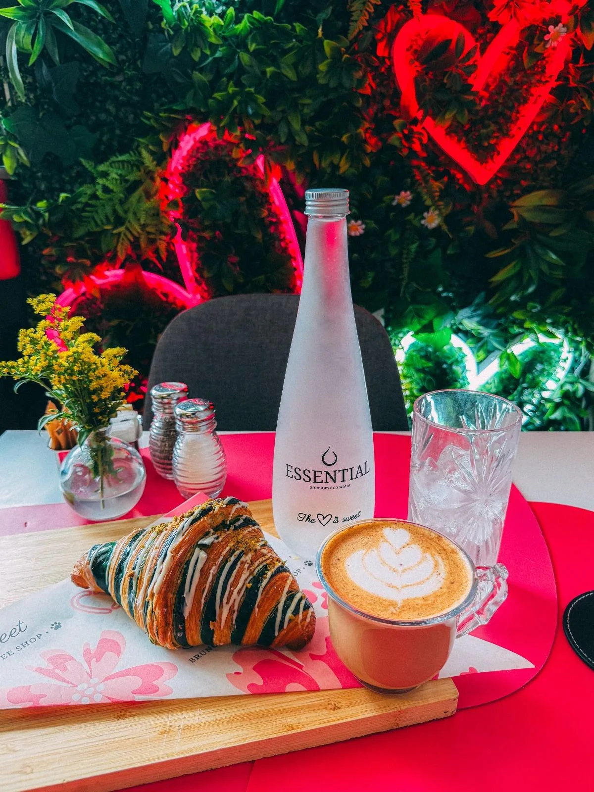 Botella Essential en café