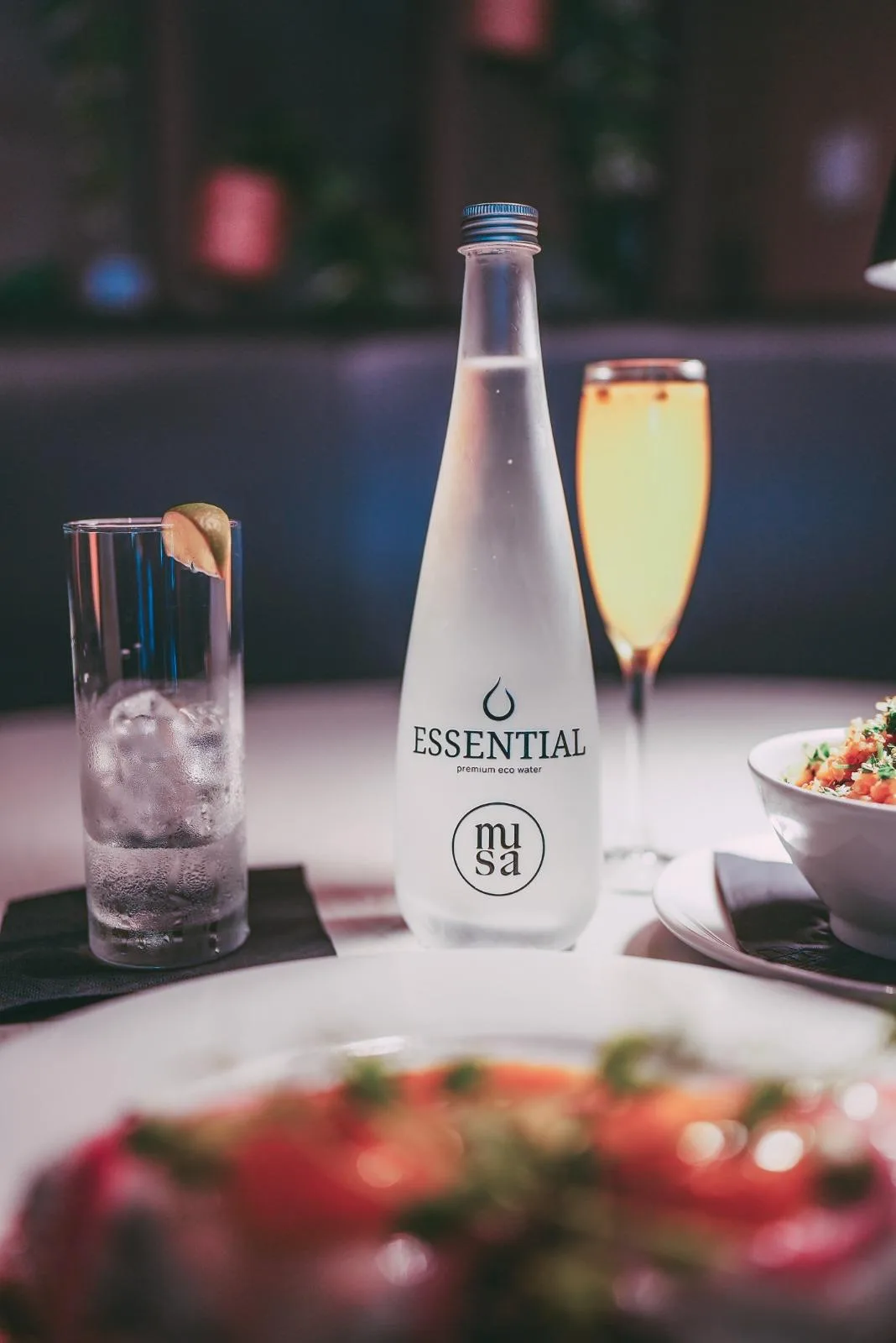 Botella Essential en mesa de restaurante